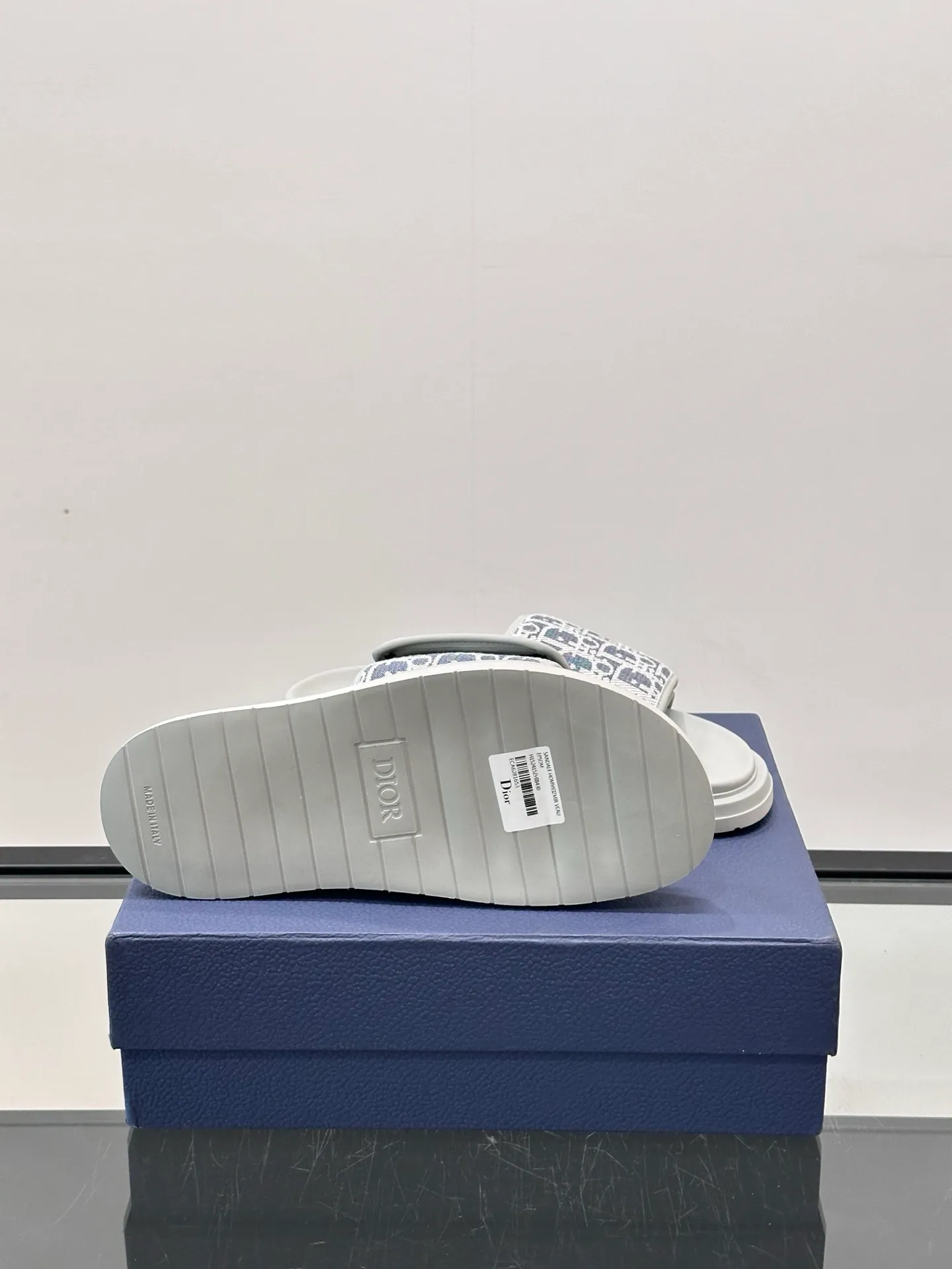 Factory price: 280💰𝐂𝐡𝐫𝐢𝐬𝐭𝐢𝐚𝐧 𝐃𝐢𝐨𝐫 Dior's latest popular sandals, classic upgraded Velcro sandals, original replicas, super durable and versatile, very comfortable on the feet, slimming and white, original cowhide leather upper, sheepskin lining Original d hardware buckle Original molded T men's shoes 💰U outsole Size: 38-44 (.45.46 customized)
